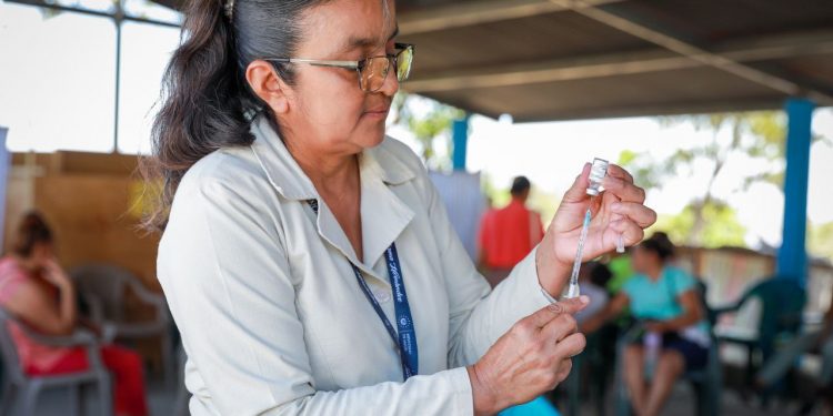 El personal de salud recorre casa por casa para aplicar las vacunas a niños y adultos mayores. Foto: Minsal.