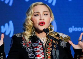 Madonna sufre aparatosa caída durante una presentación en EE. UU.