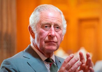 Rey Carlos III, en tratamiento por cáncer, asiste a una misa en Sandringham
