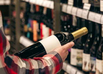 Detienen en Francia a un hombre por el robo de más de 7,000 botellas de vino