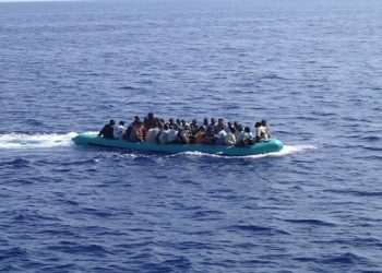 Más de 20 muertos en naufragio de barco de migrantes frente a Senegal 