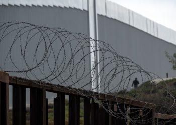 Diez migrantes resultan heridos al caer desde el muro fronterizo