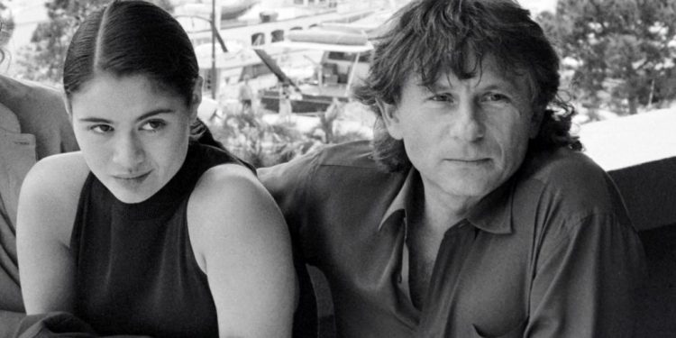 El director de cine Roman Polanski posa junto a la actriz Charlotte Lewis en la presentación del filme Pirates   Foto: AFP