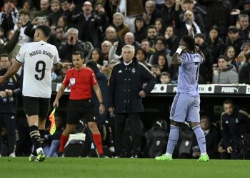 Vinicius silencia Mestalla con un doblete que salva el empate del Real Madrid