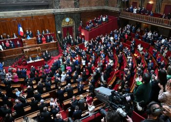 Francia blinda el derecho al aborto en su Constitución 