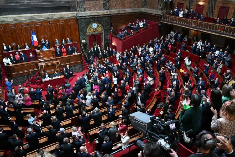 Congreso. Senadores aplauden después de que el presidente de la Asamblea Nacional, Yael Braun-Pivet, anunciara el resultado de la votación.Foto AFP.