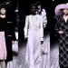Chanel pasea a la mujer a orillas del mar, un día de invierno