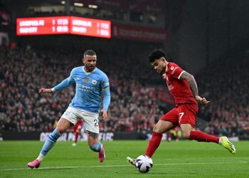 Liverpool y Manchester City empatan 1-1, Arsenal queda líder en Premier League