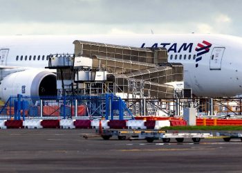 FBI dice a pasajeros del Boeing de Alaska Airlines que podrían ser víctimas de un crimen