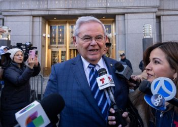 Juez rechaza inmunidad legislativa de Bob Menéndez en acusación de sobornos