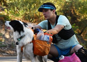Un abogado y su perro impulsan el «plogging» a favor del reciclaje en Chile