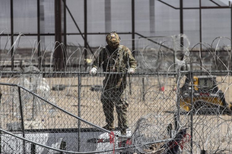 Polémica. Con la ley, la Policía estatal podría detener y expulsar a los migrantes que crucen de manera irregular. Foto AFP.