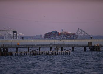 Empresa del barco que chocó contra puente de Baltimore afirma que no hay heridos en la tripulación