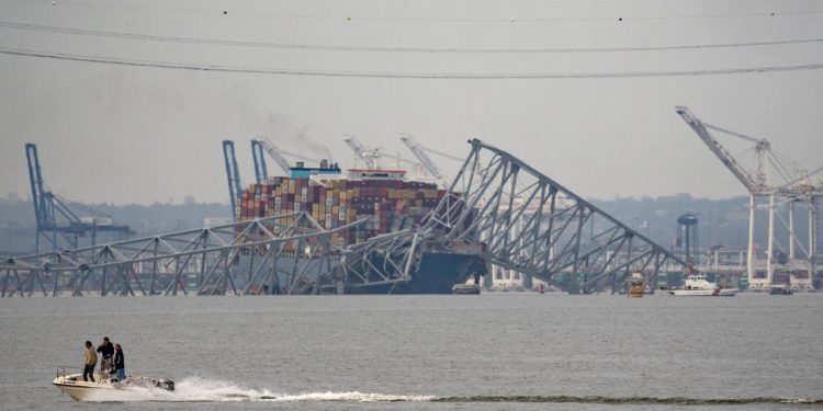 Parte de la estructura de acero del puente Francis Scott Key se encuentra encima del buque portacontenedores Dali después de que el puente colapsara en Baltimore. Foto AFP.