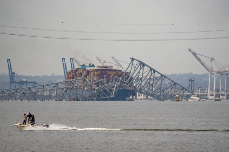 Parte de la estructura de acero del puente Francis Scott Key se encuentra encima del buque portacontenedores Dali después de que el puente colapsara en Baltimore. Foto AFP.