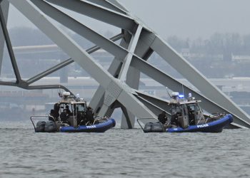 Sigue la búsqueda de cuerpos de desaparecidos tras derrumbe de puente en EE. UU.