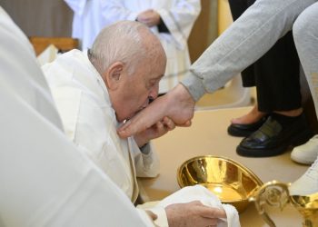 El papa lava los pies a 12 mujeres en una prisión de Roma