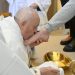 El papa lava los pies a 12 mujeres en una prisión de Roma