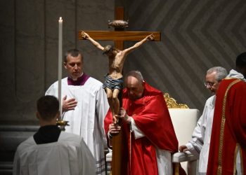 El papa anula a último minuto su participación en el Vía Crucis del Viernes Santo
