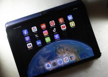 Gobernador de Florida veta ley para prohibir las redes sociales a menores de 16