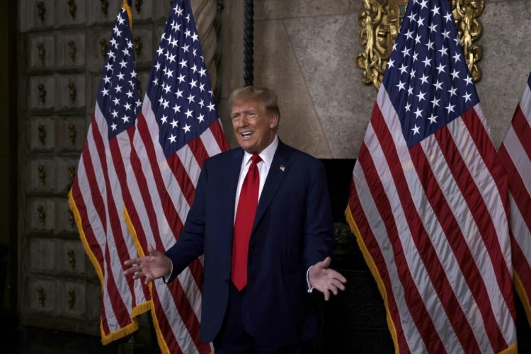 El candidato presidencial republicano, el expresidente Donald Trump, habla en la biblioteca de Mar-a-Lago el 4 de marzo de 2024 en Palm Beach, Florida, luego de que la Corte Suprema de Estados Unidos dio un fallo a su favor. Foto AFP.