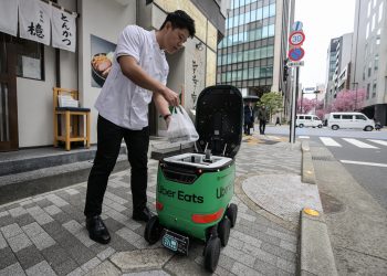 Uber Eats empieza repartos con robots en Tokio