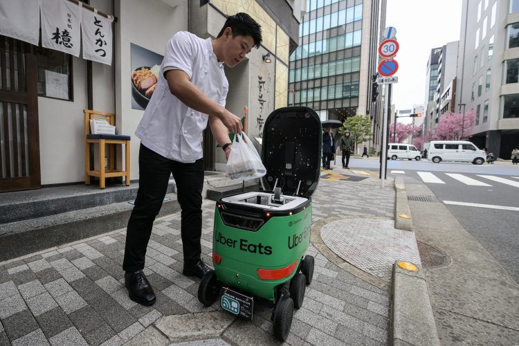 Los usuarios deberán bajar a la calle para recibir al robot con su comida, pero en un futuro puede que lleguen a la misma puerta de la oficina o del apartamento. Foto / AFP