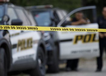 Adolescente muere tras dispararse con arma de agente en comisaría en EE. UU.