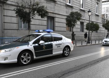 Seis muertos en España, dos de ellos agentes, al estrellarse un camión contra un control policial