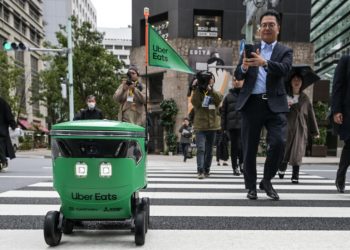 Uber Eats empieza repartos con robots en Tokio