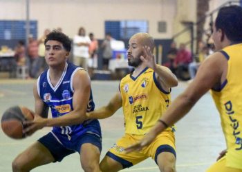 Salvadoreños no suelta el liderato de la Liga Mayor de Baloncesto