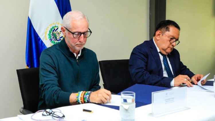 Alejandro Gutman (izq.) junto a Pedro Arieta al momento de firmar el convenio. Foto Edison González.