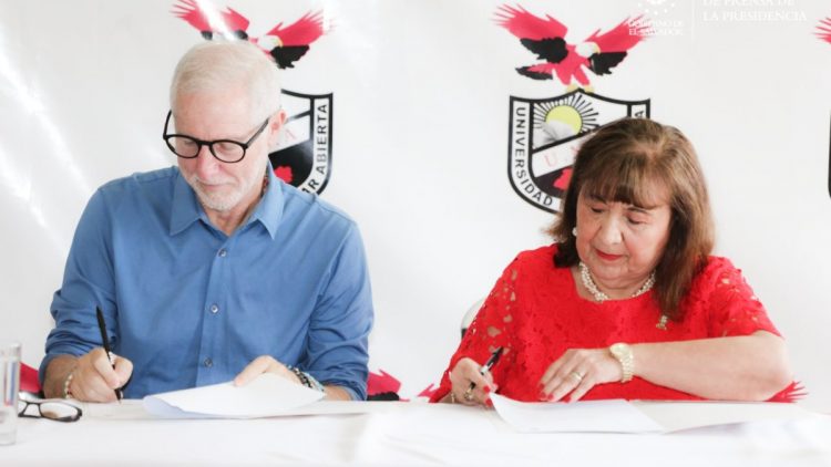 Alejandro Gutman junto a la rectora de la UMA Judith Virginia Mendoza de Díaz.