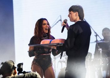 Peso Pluma y Anitta protagonizan beso en el escenario del Festival Pal Norte 2024