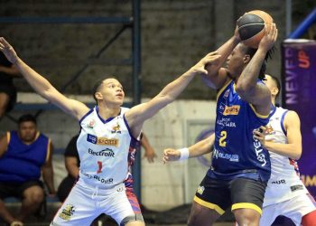 Brujos no pudo con el feroz ataque de Lobos en la Liga Mayor de Baloncesto