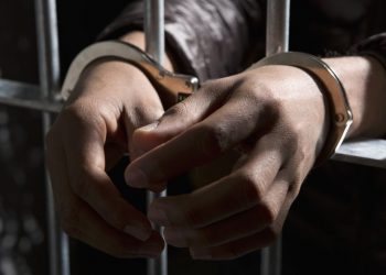 Condenado en Francia a 13 años de cárcel por verter aceite hirviendo a su mujer