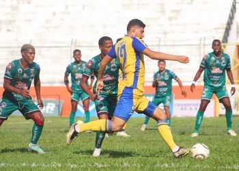 Dos goles y cuatro expulsados en un árido duelo en el césped del Barraza