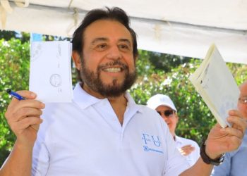 Félix Ulloa votó e invitó a ser parte de esta «fiesta cívica»