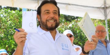 Félix Ulloa votó e invitó a ser parte de esta «fiesta cívica»