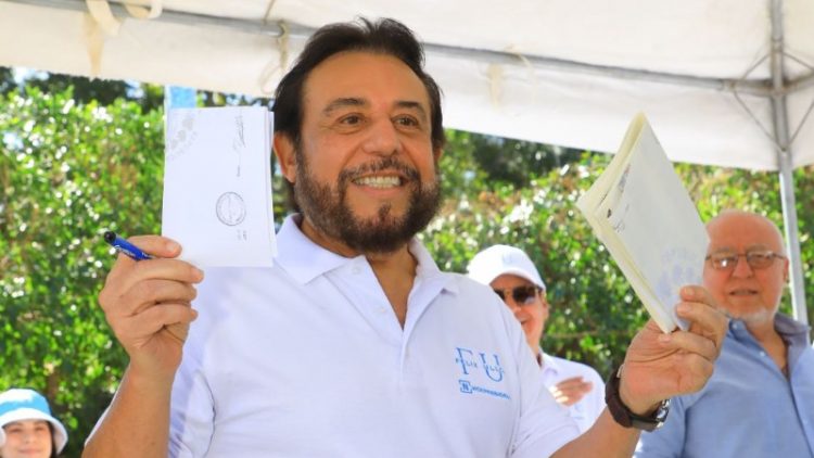 Félix Ulloa votó e invitó a ser parte de esta «fiesta cívica»
