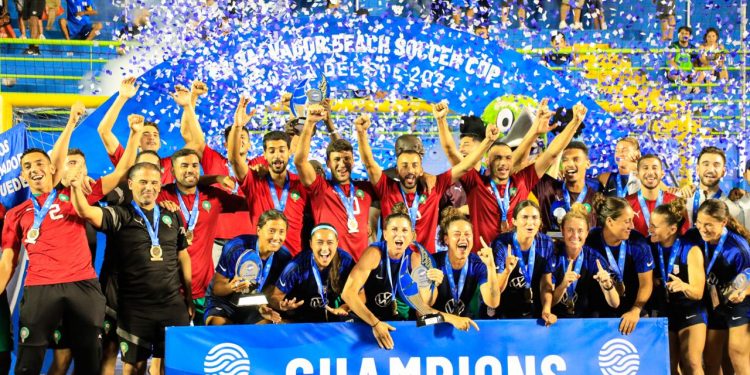 Marruecos y Estados Unidos festejan el título de la El Salvador Beach Soccer Cup. Fotos: Edison Gonazález.