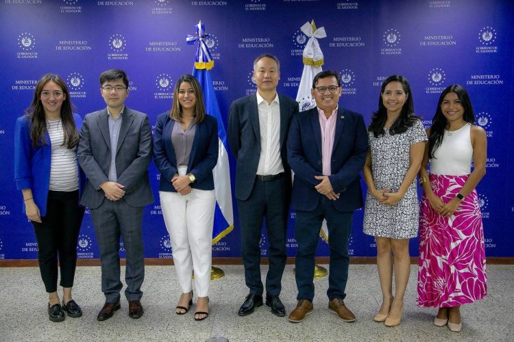 Las autoridades educativas firmaron el convenio con representantes de Huawei.
