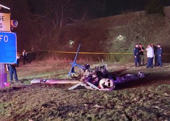 Cinco muertos al caer avioneta cerca de autopista en el sur de EE. UU.