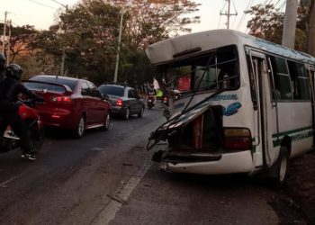 Accidente de tránsito en autopista a Comalapa deja varios lesionados