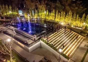 Fotos: Salvadoreños disfrutan de la nueva plaza en el bulevar Monseñor Romero