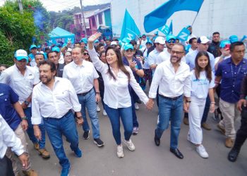 Candidata a alcaldesa por La Libertad Este, Michelle Sol, acude a votar en Nuevo Cuscatlán