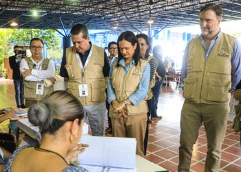 Observadores de la misión de la OEA supervisan jornada electoral en El Salvador