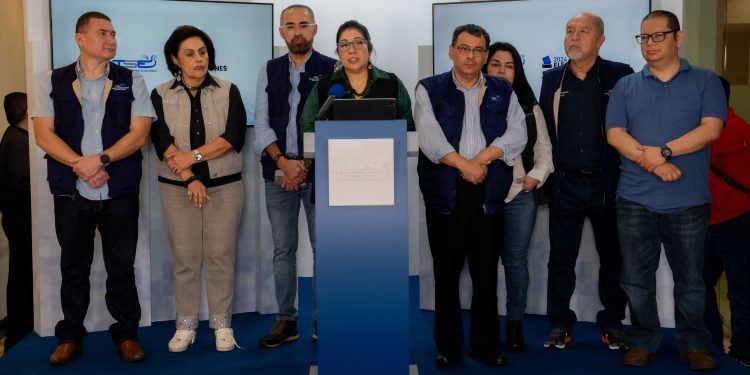 Los comicios iniciaron con resultados positivos puesto que los centros de votación estuvieron abiertos desde las 7 de la mañana de este domingo, afirmó la presidenta del ente colegiado, Dora Martínez.