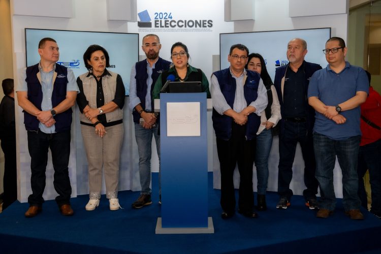 Los comicios iniciaron con resultados positivos puesto que los centros de votación estuvieron abiertos desde las 7 de la mañana de este domingo, afirmó la presidenta del ente colegiado, Dora Martínez.