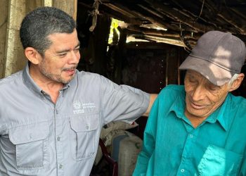 Presidente Bukele cumple promesa de construir una casa para don Celio Escalón